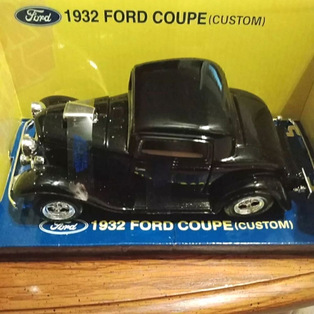 1932 Ford Coupe Black 1/24 Diecast Model Car by Motormax - NWT COLLECTORS EDITIO